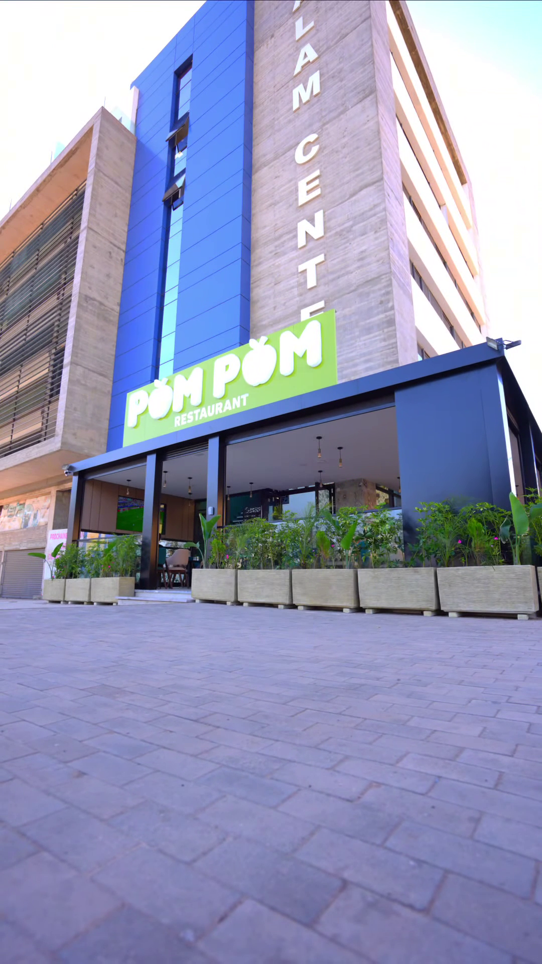Façade du restaurant Pom Pom en journée