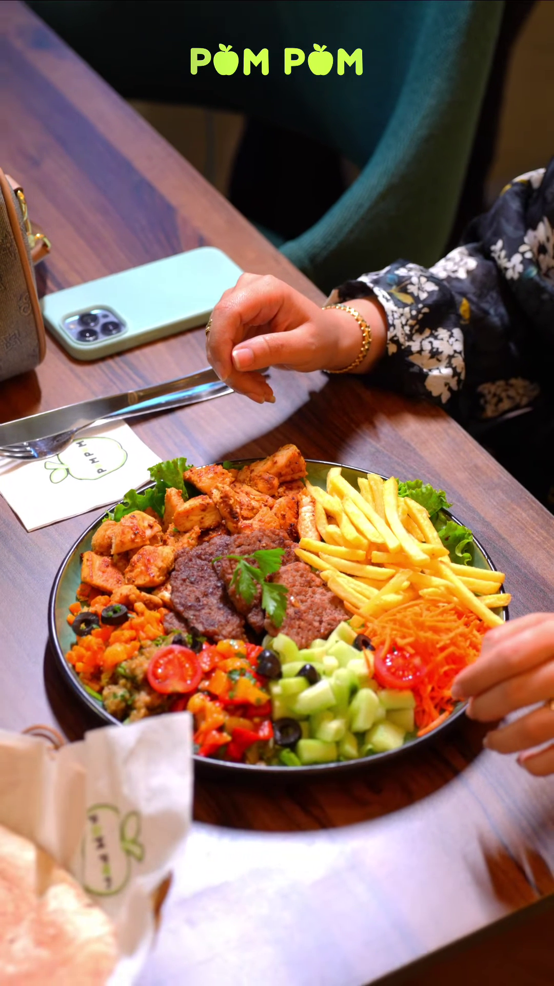 Assiette mixte poulet, kefta, frites et salade chez Pom Pom