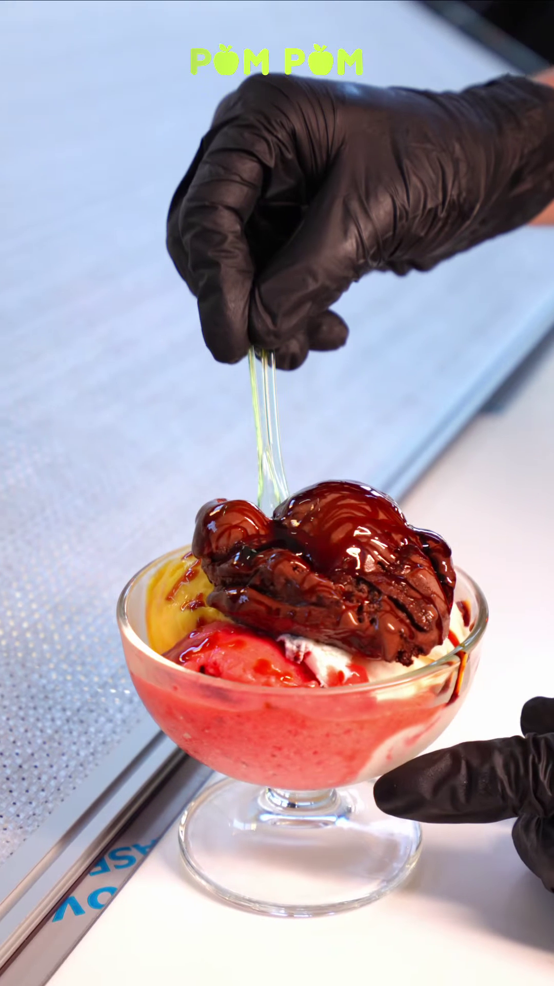 Coupe de glace au coulis de chocolat chez Pom Pom