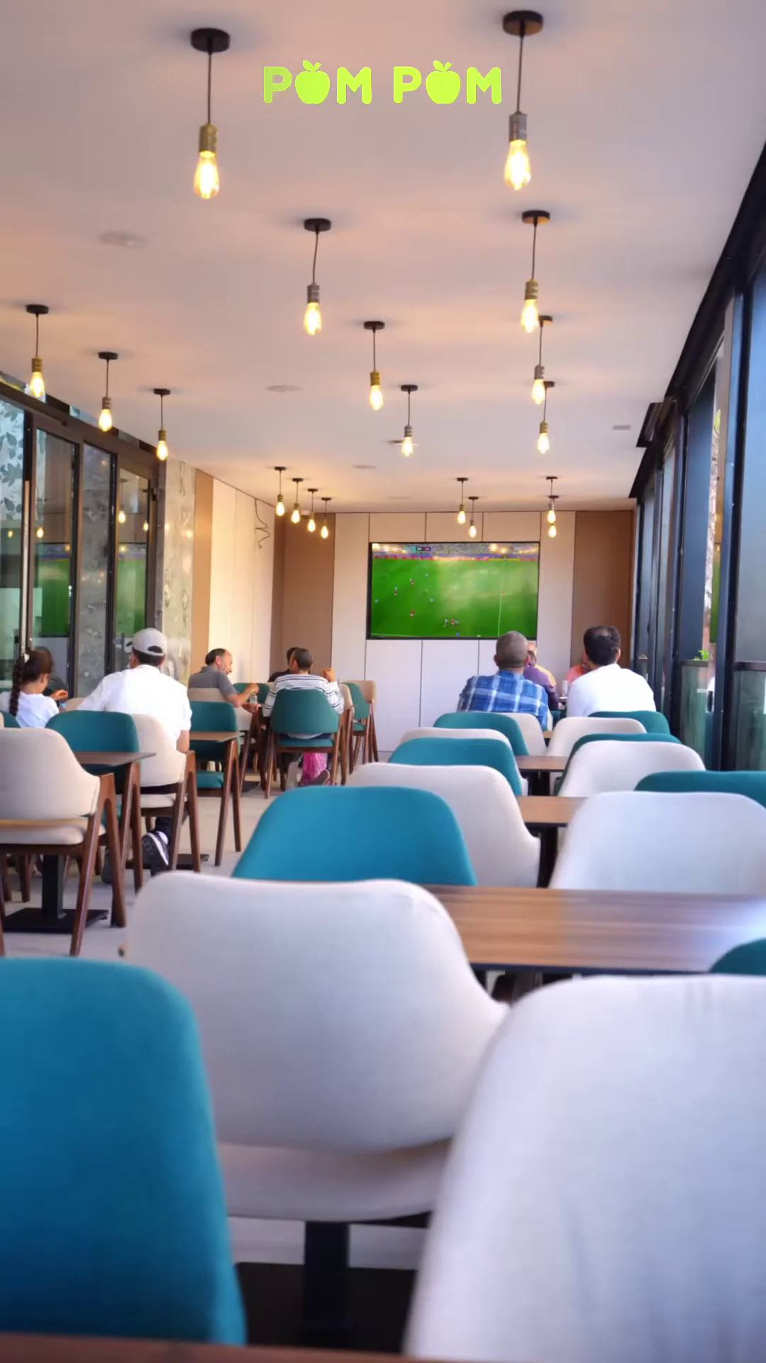 Salle du restaurant Pom Pom avec écran géant