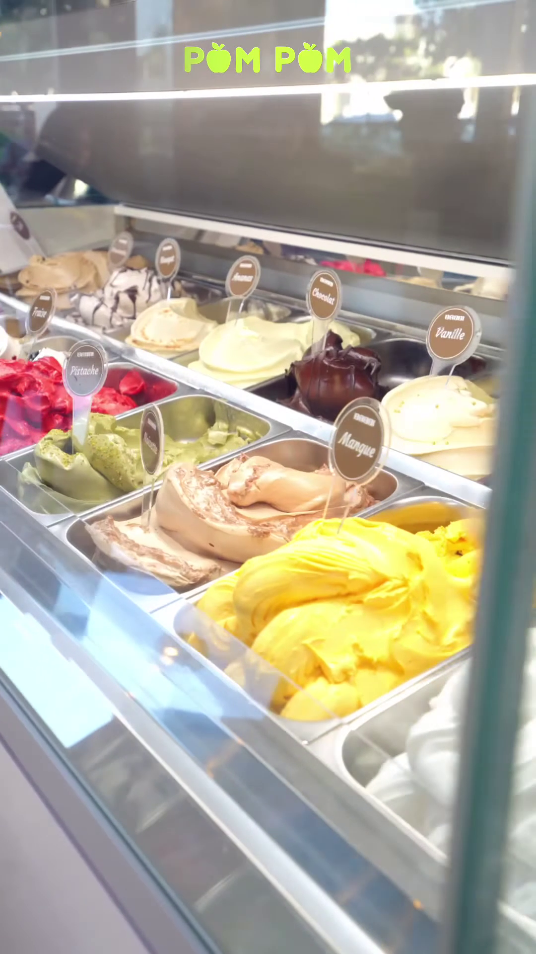 Vitrine de glaces artisanales chez Pom Pom